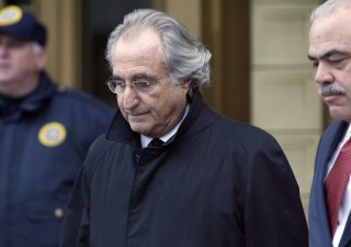 Bernard Madoff opouští federální budovu v New Yorku. (14. ledna 2009)