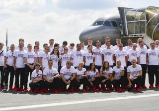 Česká výprava pózuje fotografovi 16. července 2021 na letišti v pražských Kbelích před odletem na olympijské hry do Tokia. V prostřední řadě vpravo je lékař Vlastimil Voráček, který byl prvním členem české výpravy s pozitivním testem na covid-19.