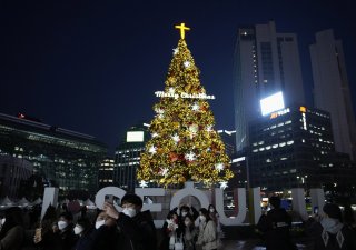 V Soulu si pozornost vysloužil i tamní vánoční strom na jednom z náměstí, před kterým se fotila řada turistů i místních obyvatel.