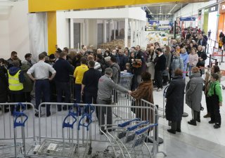 Ikea v Petrohradu, lidé čekají ve frontě