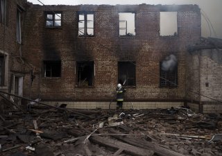 Hasiči likvidují požár ve zničené škole v Charkově 12. dubna 2022.