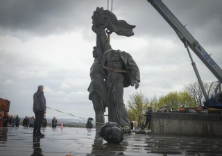 V centru Kyjeva začalo 26. dubna odstraňování osmimetrového bronzového sovětského památníku, který měl oslavovat přátelství mezi Ukrajinou a Ruskem. K rozebrání sochy se úřady Kyjeva rozhodly poté, co Rusko rozpoutalo v únoru na Ukrajině válku.