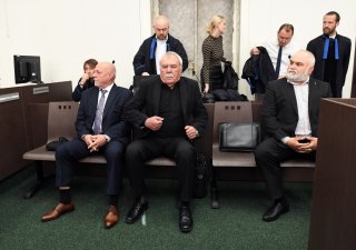 Obžalovaní zaměstnanci v kauze zmizelé nafty ze skladů Viktoriagruppe. Zleva Lubomír Novotný, Jaroslav Slavík, Miroslav Holub.