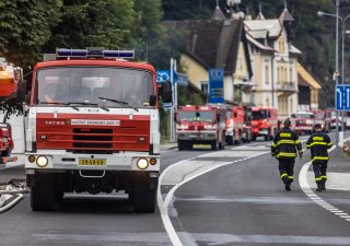 Hasiči v Hřensku likvidují rozsáhlý požár v národním parku