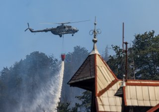 Zásah hasičů v Českém Švýcarsku. Armádní vrtulník shazuje vodu z bambi vaku
