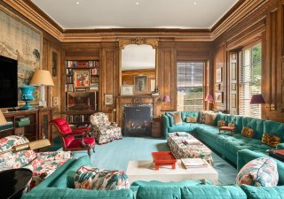Jeden ze dvou obývacích pokojů domu již zesnulého magnáta Davida Rockefellera na Manhattanu. Dům je na prodej za 57,5 milionu dolarů (asi 1,25 miliardy korun).