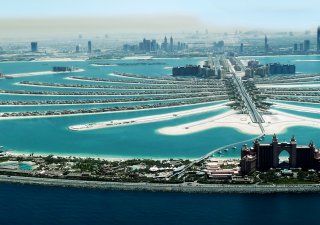 Slavný uměle vytvořený obytný ostrov Palm Džumeira v Dubaji.
