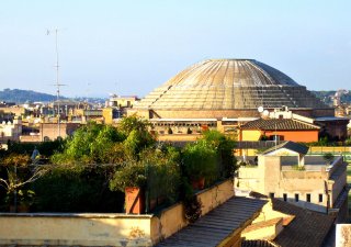 Pohled na kopuli Pantheonu v Římě, jejíž beton přežil dvě tisíciletí.
