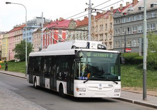 Trolejbus na dobíjecí stanici v Praze na Palmovce