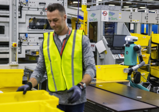 Amazon zkouší ve skladech humanoidní roboty, zaměstnanci se bojí o práci