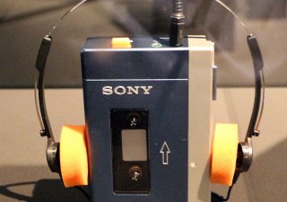 První model walkmanu představila společnost Sony 1. července 1979.