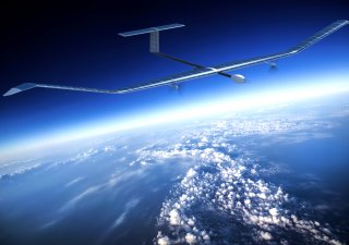 Solární dron Zephyr létá ve výšce asi 20 kilometrů, tedy vysoko nad běžným leteckým provozem a také nad mraky, takže na něj celý den svítí slunce.
