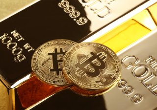 Zlato a bitcoin, ilustrační foto