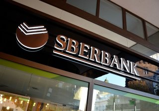 Největší ruské bance Sberbank loni kvůli západním sankcím klesl čistý zisk o 78,3 procenta na 270,5 miliardy rublů (79,7 miliardy korun).