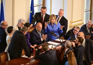 Mimořádná schůze Sněmovny svolaná z podnětu poslanců opozičního ANO k případu bitcoinů darovaných ministerstvu spravedlnosti