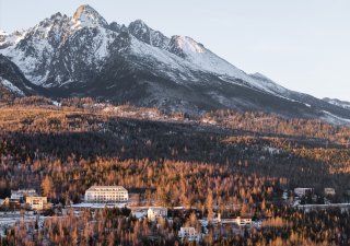 Apartmánový dům Lebenski stojí osamoceně na okraji horského lesního pásma, za kterým se majestátně tyčí štíty Vysokých Tater.