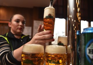 Čepované pivo v Praze za 70 korun? Po zvýšení DPH realita, tvrdí asociace firem.