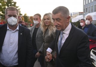 Andrej Babiš s manželkou Monikou přichází do štábu ANO