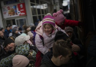 Z tříapůlmilionového Kyjeva za dva týdny ruské invaze uprchla asi polovina jejich obyvatel, uvedl starosta Vitalij Kličko.