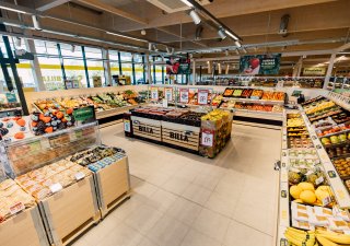 Nově otevřená dřevostavba řetězce Billa v Senohrabech