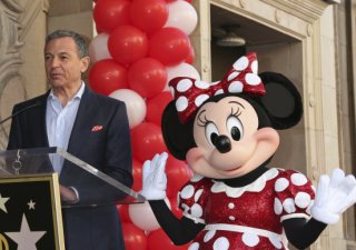 Konec legrace. Walt Disney zruší tisíce pracovních míst, firma chystá obří změny. Na snímku šéf firmy Bob Iger a tradiční maskot zábavního kolosu.