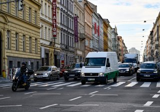 Průzkum: Téměř polovina Pražanů se na silnicích ve městě necítí bezpečně