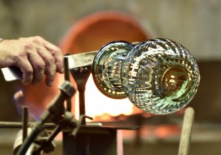 Sklárna v Květné znovu spustila ruční výrobu skla pod novým majitelem