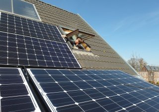 Nízkopříjmové domácnosti budou moci od května žádat o dotaci na instalaci solárních systémů pro ohřev vody.