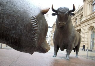 Sousoší symbolů burzovního obchodování - medvěda a býka - před burzou ve Frankfurtu nad Mohanem.