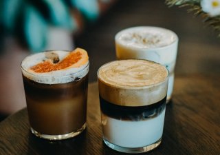 Dusíková káva, fialové latte i obláčková matcha. 6 trendů, které musíte v Praze ochutnat