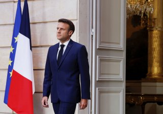 Staronový francouzský prezident Emmanuel Macron byl 7. května 2022 slavnostně uveden do funkce.