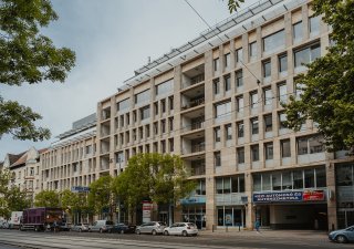 Budova Bartók Ház byla dokončena v roce 2003 a řadí se mezi kvalitní kancelářské objekty třídy A.