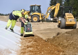 Firma dodává materiál pro stavbu dálnic