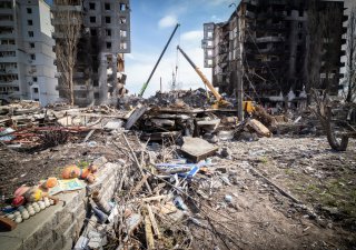 Ulice města Borodyanka, která byla téměř srovnána se zemí. Ruská armáda ostřelovala bez cíle a smyslu veškeré budovy. V nynějších dnech probíhá likvidace škod po válce a vyprošťování lidských obětí následkem války na Ukrajině, 7.4.2022