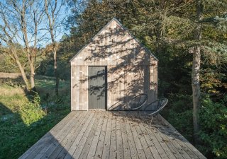 Dřevěný ateliér si pro sebe postavil architekt Jan Tyrpekl.