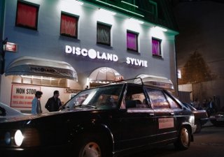 Discoland Sylvie vynesl Ivana Jonáka mezi krále podsvětí i záhubu – byl odsouzen za zosnování vraždy své manželky a spolumajitelky klubu Ludviky v roce 1994 na 12 let vězení, zemřel dva roky po návratu v roce 2016. Vyšetřování vraždy se stalo i námětem jednoho z dílů divácky úspěšného aktuálního seriálu České televize Devadesátky (na snímku).