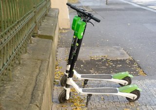 Pařížanům došla trpělivost s bezohlednými koloběžkáři. Půjčovny dostaly zákaz .