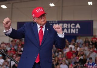 Donald Trump tančí na volebním shromáždění na letišti Dalton Municipal v pátek 16. října 2026 v Daltonu v Georgii