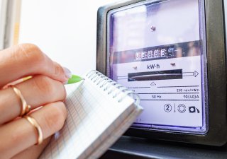 Češi přeplácejí za elektřinu. Není to vyhozených jen pár korun, ročně jsou to tisíce