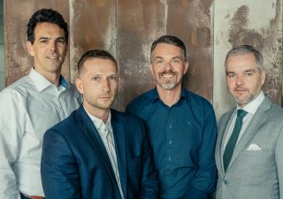 Zleva: Jiří Přibyl, ředitel KB SmartSolutions; David Musil, spoluzakladatel společnosti Upvest; Patrik Nový, ředitel KB SmartSolutions; Petr Volný, spoluzakladatel společnosti Upvest