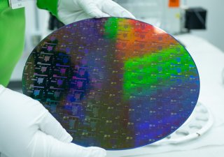 Americký výrobce čipů GlobalFoundries investuje v následujících dvou letech do rozšíření výrobní kapacity šest miliard dolarů (129 miliard Kč).