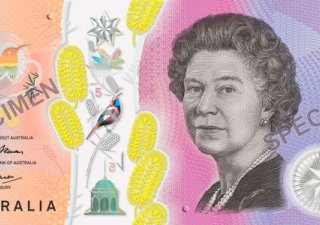 Australská pětidolarovka s vyobrazením loni zesnulé královny Alžběty II. Její portrét nebude nahrazen následníkem Karlem III., ale domorodými obyvateli Austrálie.