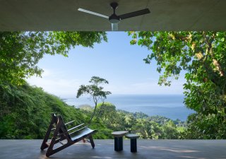 Uprostřed kostarické džungle vyrostl dům, který spojuje surovou materiálnost s otevřeností přírody.