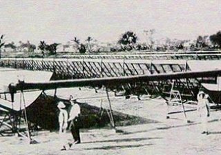 První solární elektrárna na světě od Franka Shumana v egyptském Maadi (dnešní předměstí Káhiry) zbudovaná v roce 1913.