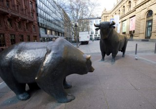 Sousoší symbolů burzovního obchodování - medvěda a býka - před burzou ve Frankfurtu nad Mohanem.