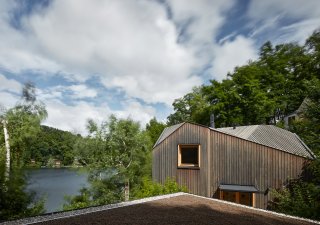 Chatku na břehu Vranovské přehrady navrhlo studio Prodesi/Domesi.