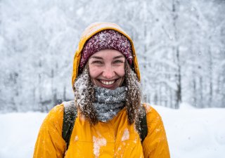 Klíčem je pochopení, jak tělo na chlad reaguje a jak vytvořit podmínky pro příjemný a bezpečný pobyt venku i v zimních měsících.