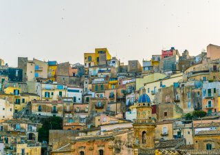 Domy za jedno euro. Víme, kde všude je nabízí. Historické centrum městečka Ragusa Ibla na Sicílii.