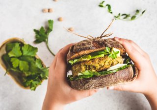 Veganská alternativa burger.