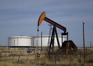 Čerpací jednotka a ropné tanky v Permské pánvi v Texasu